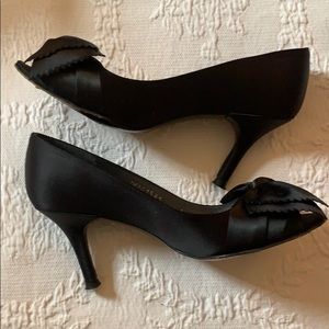 Evening shoes, black satin Stuart Weitzman size 4